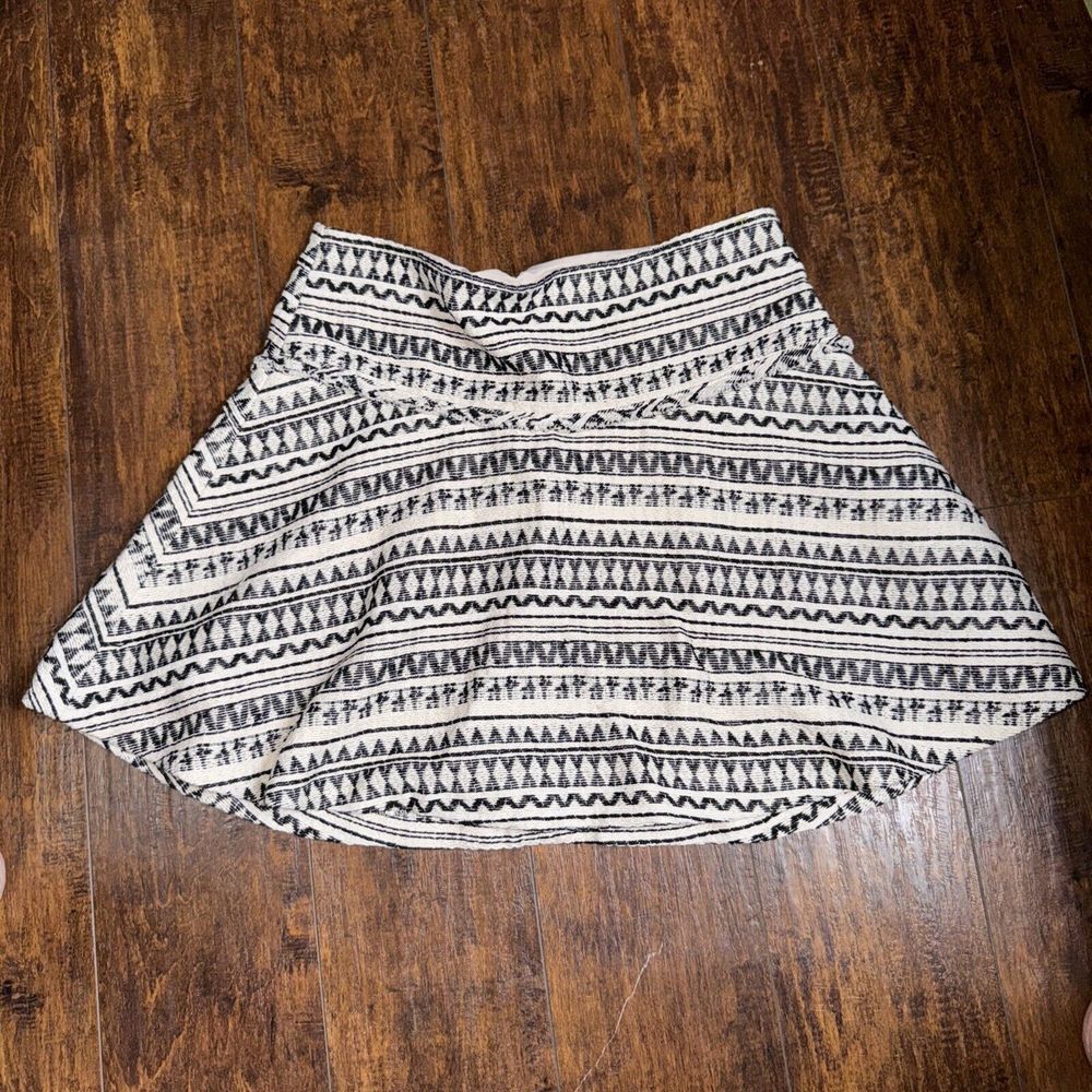 Banana Republic Mini Flare Skirt Sz 4 Ivory/Black‎ Tribal Jacquard Artsy